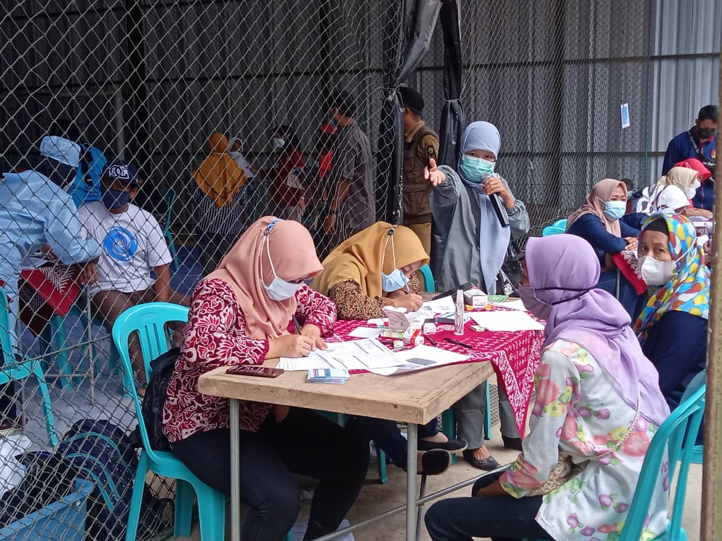 Pelaksanaan Vaksinasi  di Lapangan Futsal Selo Timur